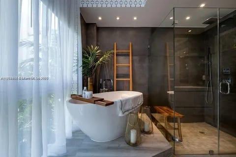 6 Room Luxury Mini Mansion for Sale in Miami Florida